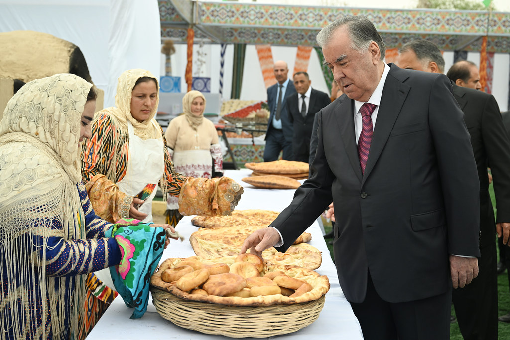 Оғоз бахшидан ба кишти пахта дар 10 гектар замини хоҷагии деҳқонии “Мирхонд” ва боздид аз намоиши маҳсулоти кишоварзӣ дар ноҳияи Мастчоҳ