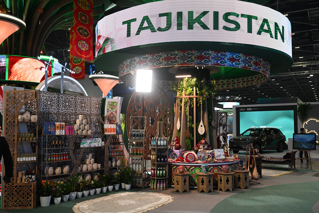 Боздид аз намоишгоҳи Саммити минтақавии экологӣ