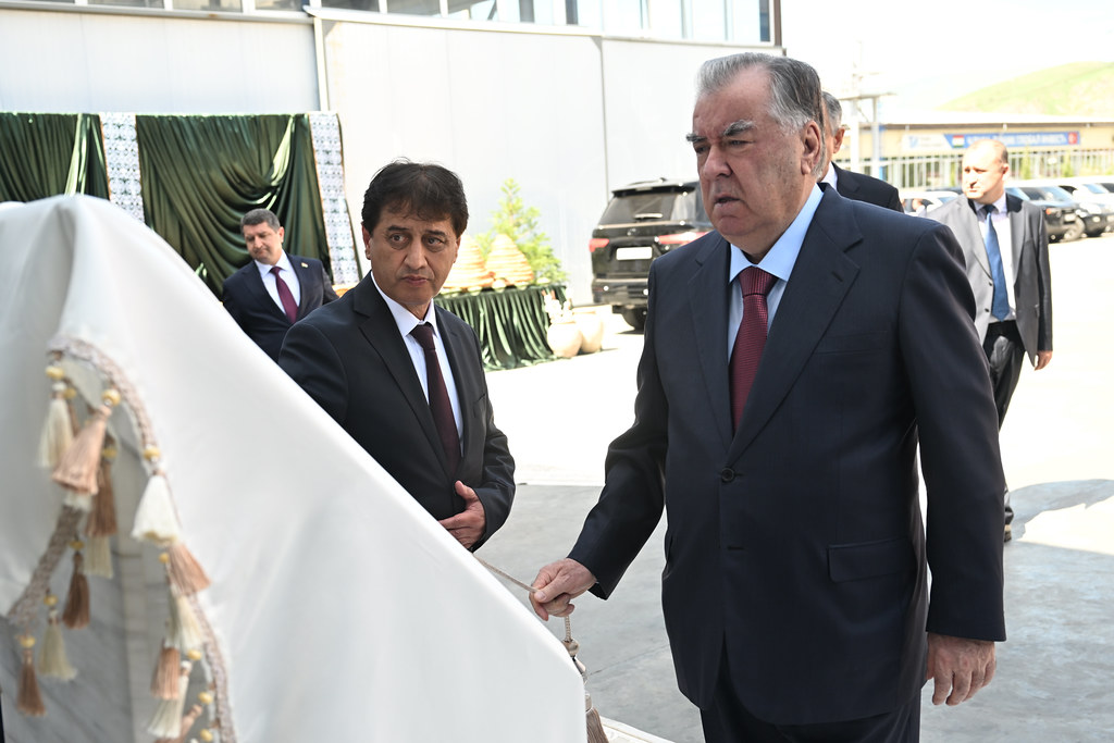 Ба истифода додани корхонаи истеҳсоли обҳои нӯшокии “Глобал Инвест” бо 20 ҷойи корӣ ва боздид аз намоиши маҳсулоти корхонаҳои саноатӣ дар шаҳри Норак