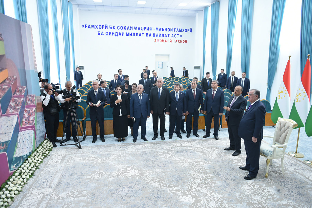 Ифтитоҳи 30 иншоот тариқи фосилавӣ ва муаррифии лоиҳаи бунёди 1 иншоот дар шаҳри Турсунзода