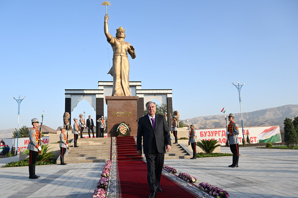 Ифтитоҳи Майдони Парчами давлатӣ, Нишони давлатӣ ва муҷассамаи Шоҳ Исмоили Сомонӣ дар ноҳияи Ёвон