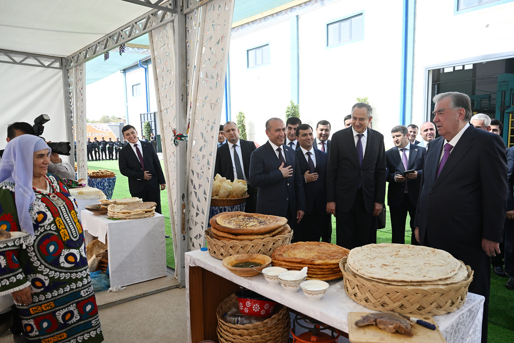 Ба истифода додани корхонаи равған дар деҳаи Шаҳбури ноҳияи Данғара