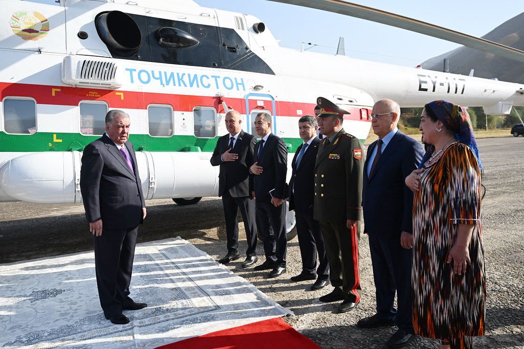 Оғози сафари корӣ ба ноҳияи Рашт ва ба истифода додани фурудгоҳи ноҳия